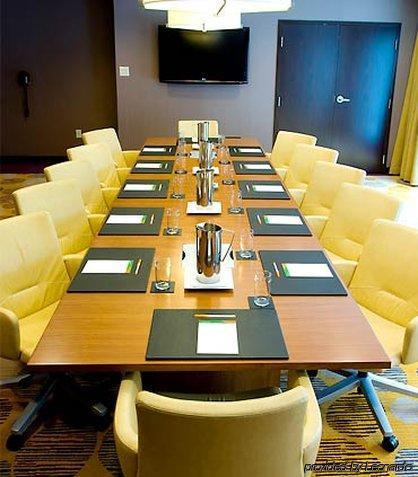 Courtyard By Marriott Center Hotel