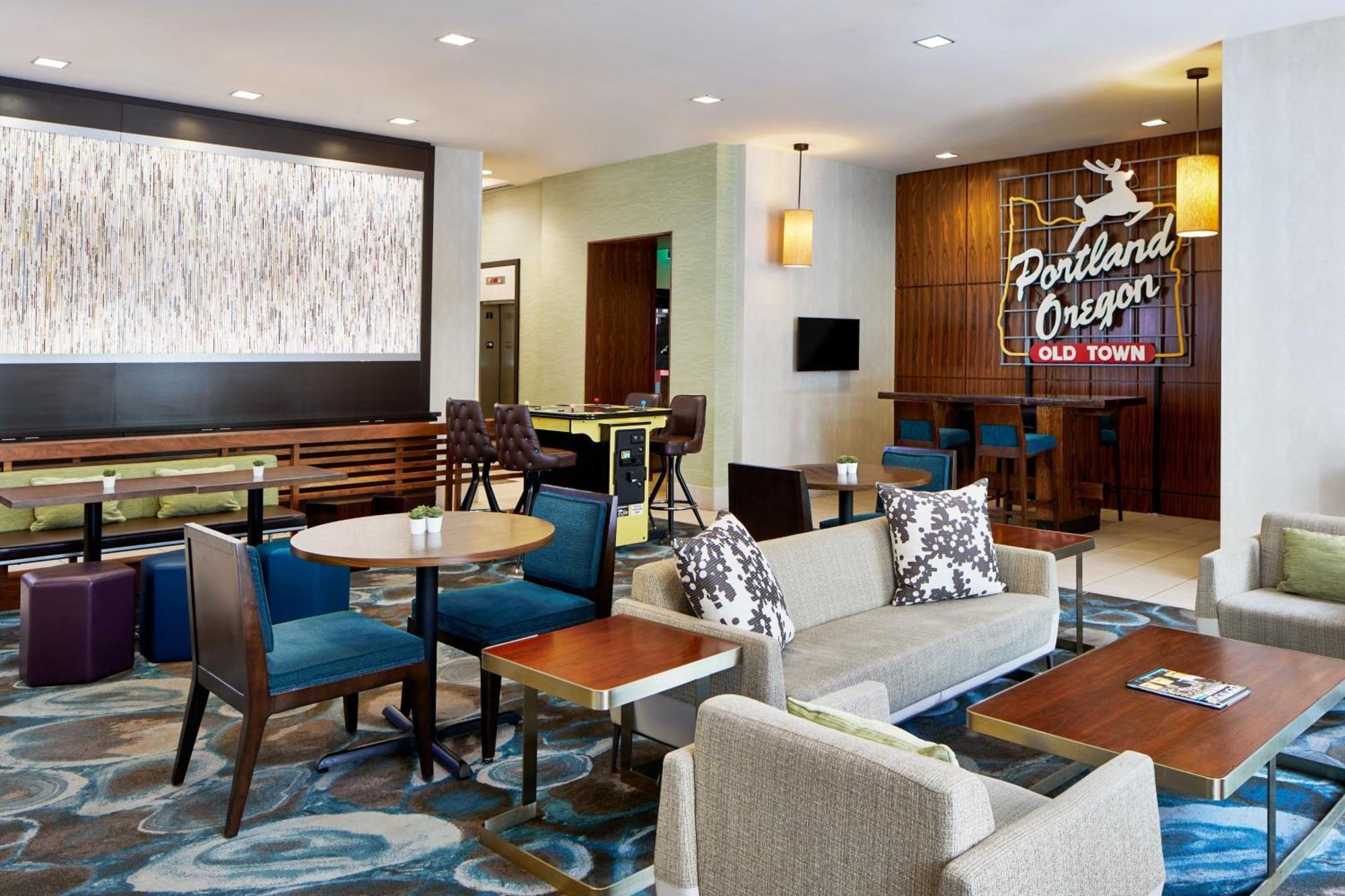 Courtyard By Marriott Center Hotel